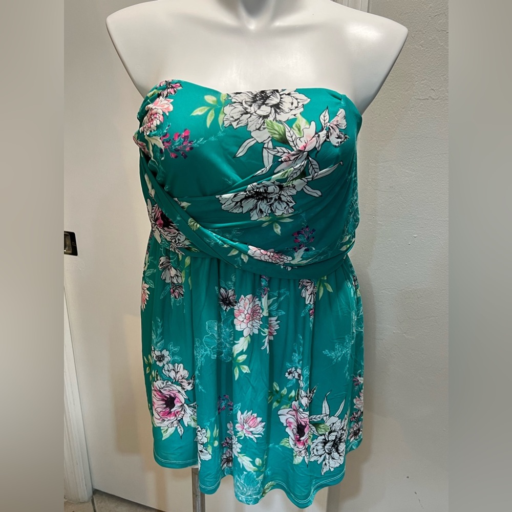 5X /28 Torrid NWT (just lowered price)Sleeveless Green Floral top Gathered Front